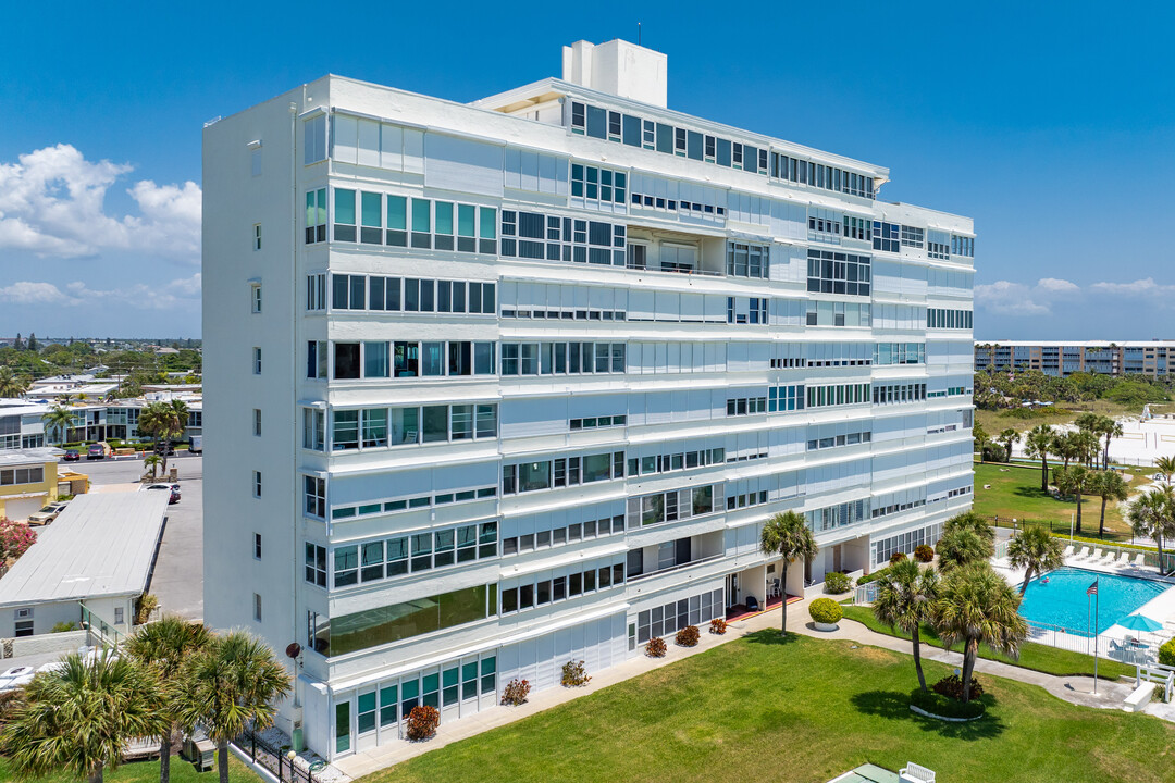 Starlight Tower in St Pete Beach, FL - Foto de edificio