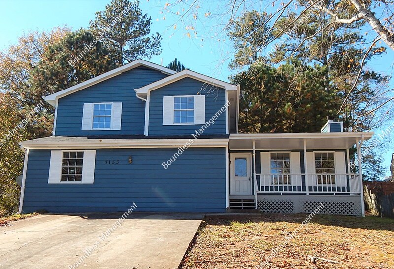 7153 Woodland Cir in Riverdale, GA - Foto de edificio