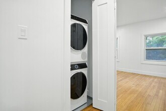 21 Regent Cir, Unit 5 in Brookline, MA - Foto de edificio - Building Photo