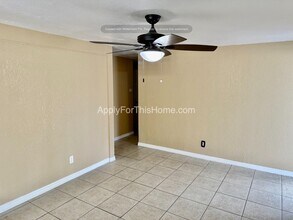 1316 Windsor Way in Tampa, FL - Foto de edificio - Building Photo