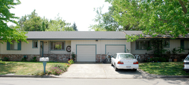 40-42 Ramsgate Ct in Santa Rosa, CA - Foto de edificio - Building Photo