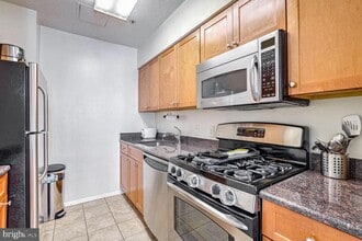 4801 Fairmont Ave in Bethesda, MD - Foto de edificio - Building Photo