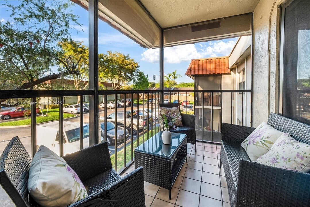 9724 Hammocks Blvd in Miami, FL - Building Photo