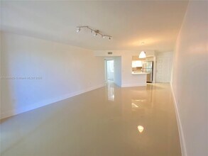 8363 Lake Dr in Doral, FL - Building Photo - Building Photo