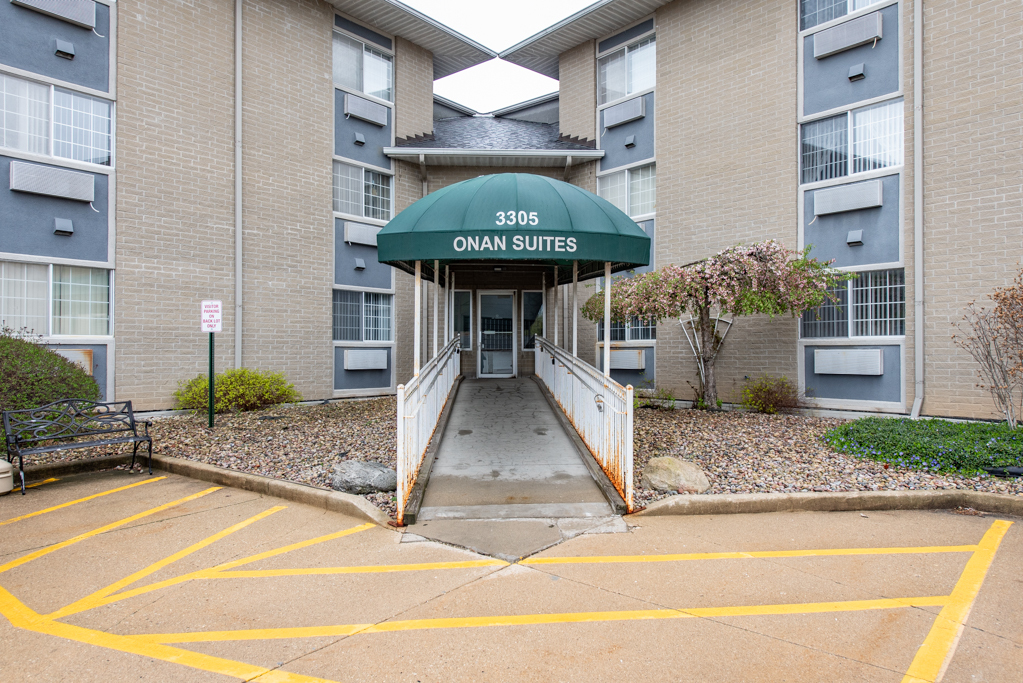3305 Sunset Ave in Waukegan, IL - Building Photo