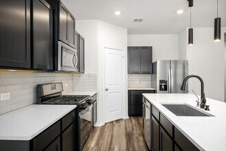 6911 Stout Wy in Converse, TX - Building Photo - Building Photo