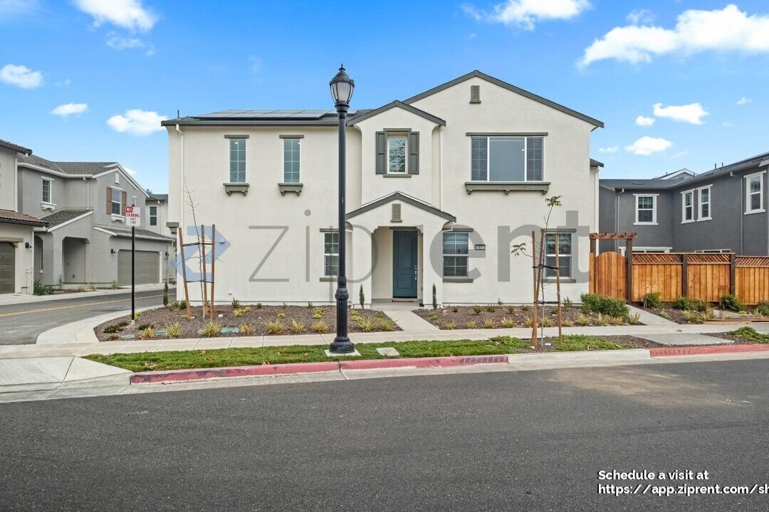 67 W San Francisco Dr in Mountain House, CA - Foto de edificio