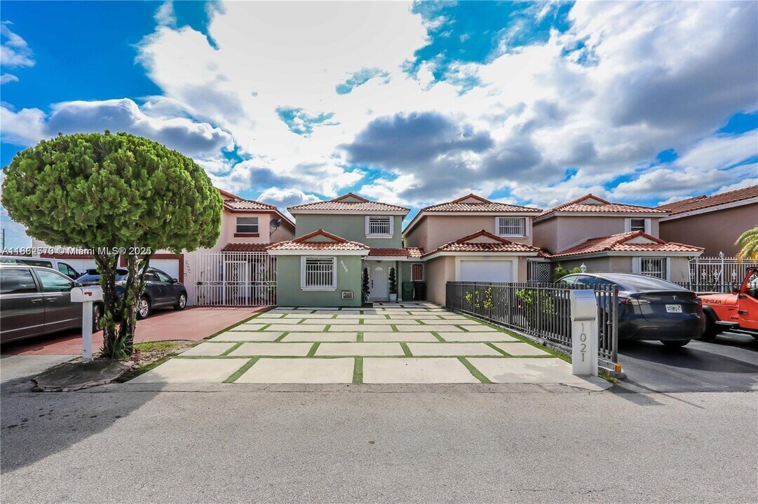 1021 SW 104th Ct in Miami, FL - Foto de edificio