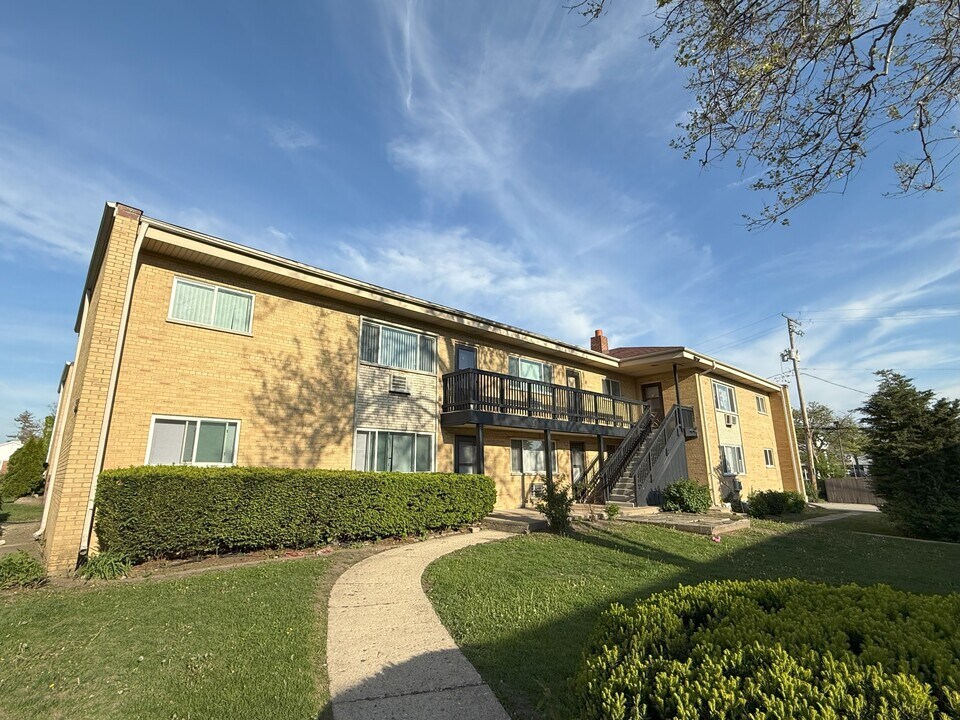 593 Park Plz, Unit 1 in Glen Ellyn, IL - Building Photo