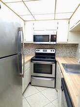 10031 Winding Lake Rd, Unit 104 in Sunrise, FL - Foto de edificio - Building Photo