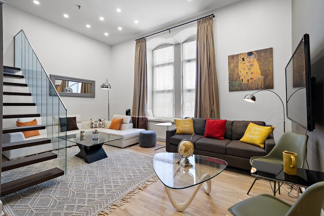 230 R. Sherbrooke E in Montréal, QC - Building Photo