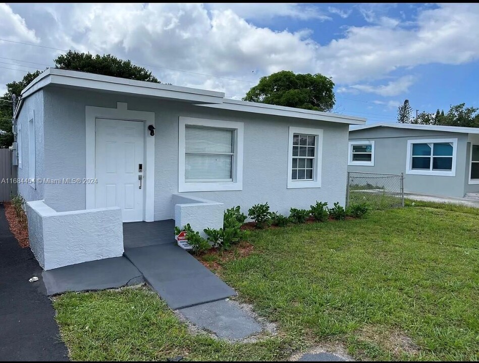 2726 NW 4th Ct in Pompano Beach, FL - Building Photo