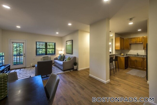 757 Highland Ave, Unit 215N in Needham, MA - Foto de edificio - Building Photo