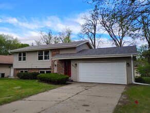 5827 El Paso Cir in Rockford, IL - Building Photo - Building Photo