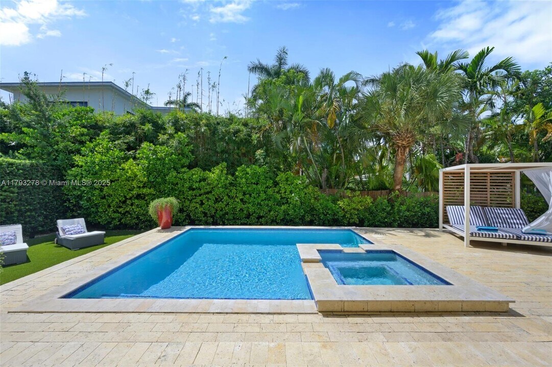7800 Center Bay Dr in North Bay Village, FL - Building Photo