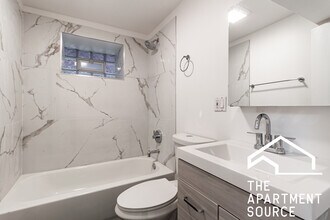 1110 W Wolfram St in Chicago, IL - Building Photo - Building Photo