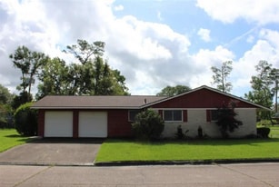 2140 Yupon St in Orange, TX - Building Photo