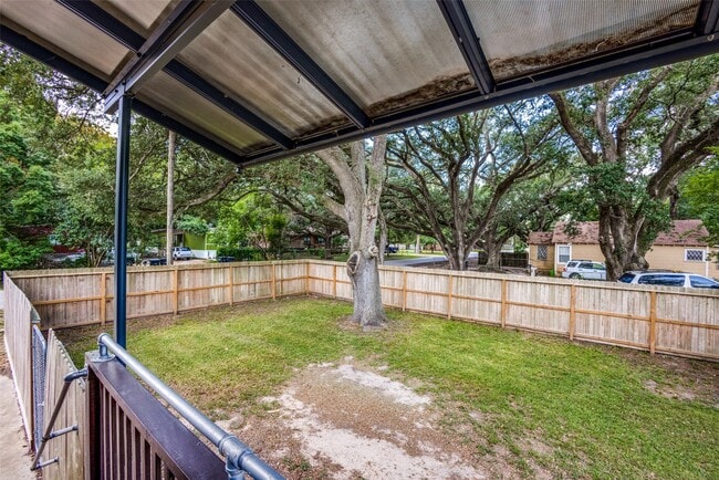 1200 W Phillips St in Alvin, TX - Building Photo - Building Photo