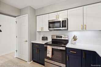 1131 Indianwood Trail in Walled Lake, MI - Building Photo - Building Photo