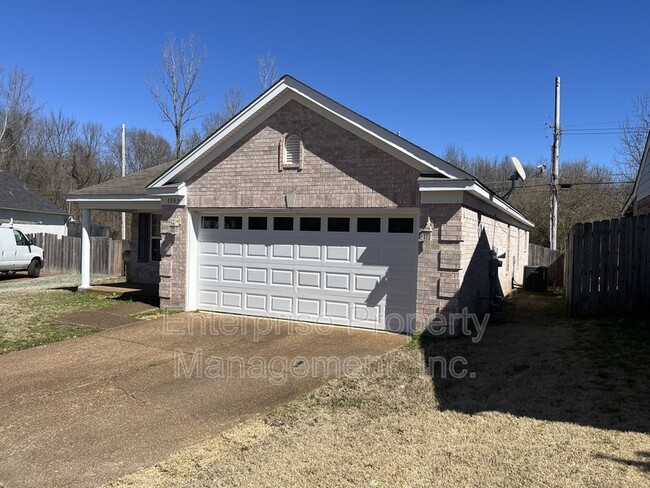 1352 Chatman Cove in Cordova, TN - Foto de edificio - Building Photo