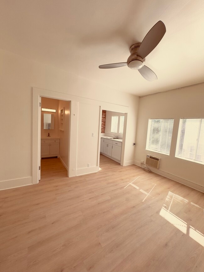 7424 1/2 Sunset Blvd, Unit 7424 Sunset , upstairs