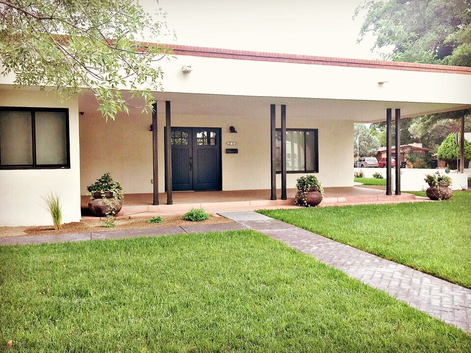 512 Laguna Blvd SW in Albuquerque, NM - Building Photo
