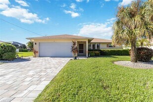 5 Sportsman Ct in Rotonda West, FL - Building Photo