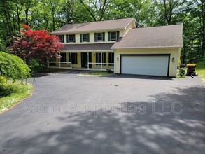 54 Canterbury Rd in Clifton Park, NY - Building Photo - Building Photo