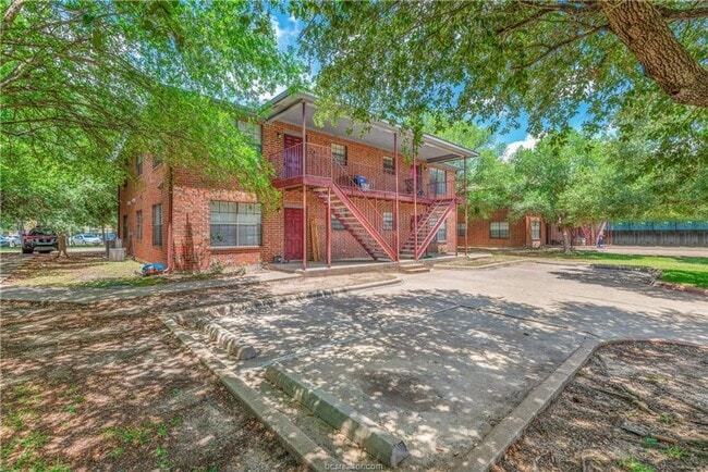 Newly remodeled!! Available for Immediate  in College Station, TX - Building Photo - Building Photo