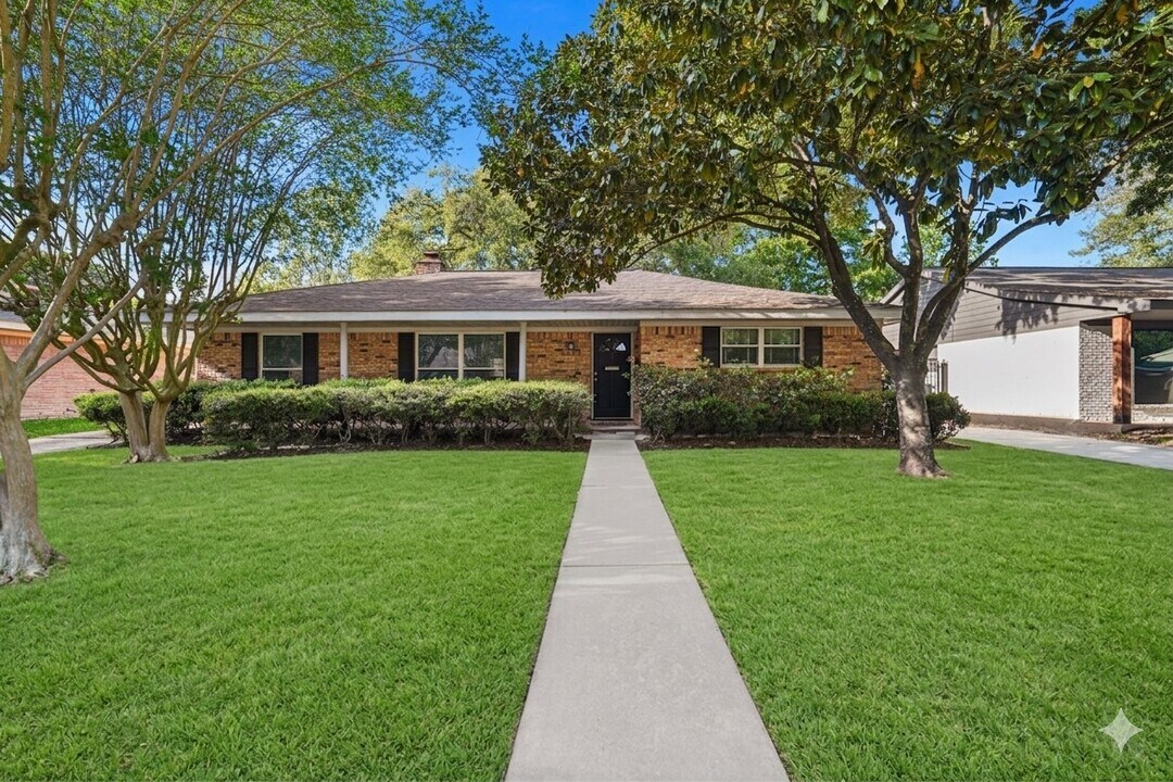 6002 McKnight St in Houston, TX - Building Photo