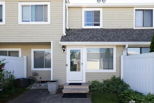 609 Longfellow Dr in Branford, CT - Building Photo