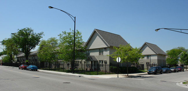 Robert Brooks Homes in Chicago, IL - Building Photo - Building Photo