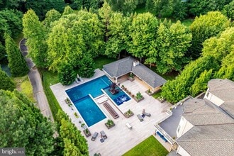 860 Nicholas Run Dr in Great Falls, VA - Building Photo - Building Photo