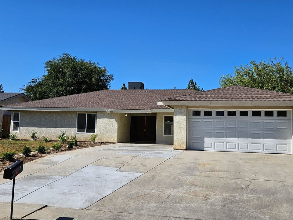 7001 Altaville Ln in Bakersfield, CA - Building Photo