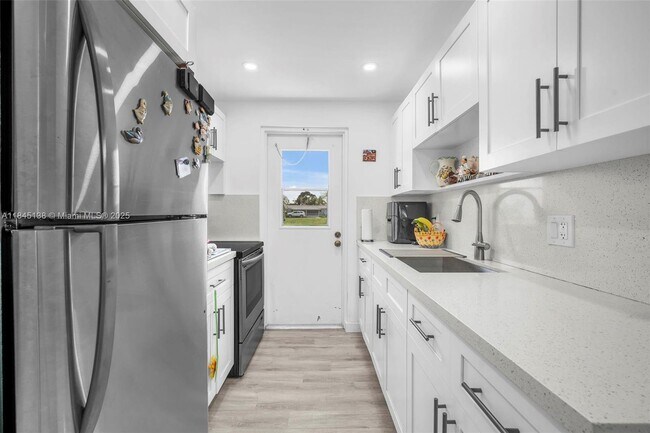 6550 Royal Palm Blvd in Margate, FL - Building Photo - Building Photo