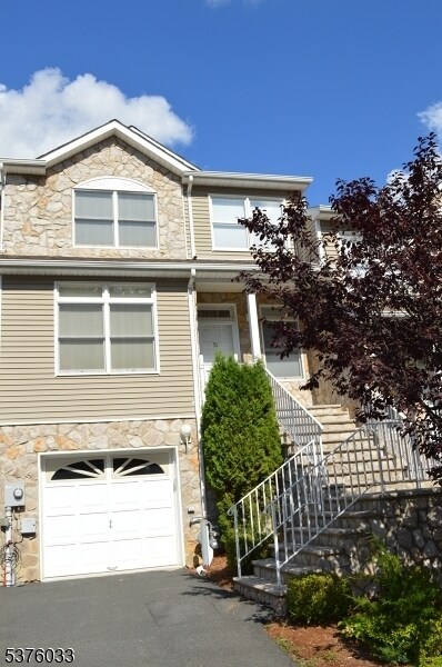 51 Autumn Ridge Rd in Morris Plains, NJ - Building Photo