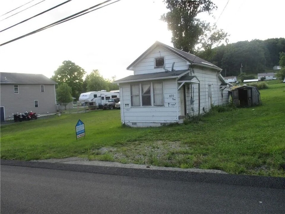 670 N 5th St in Indiana, PA - Foto de edificio