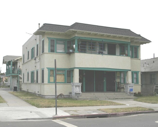 2110-2112 E 14th St in Long Beach, CA - Foto de edificio - Building Photo