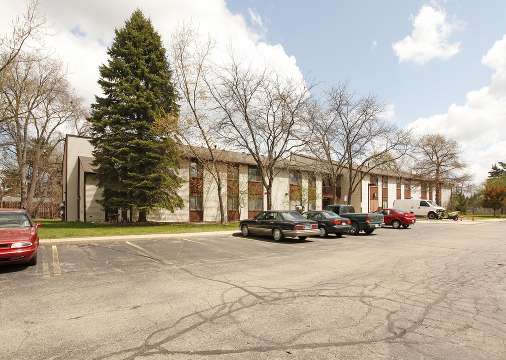 Mill Pond Apartments in Brighton, MI - Building Photo