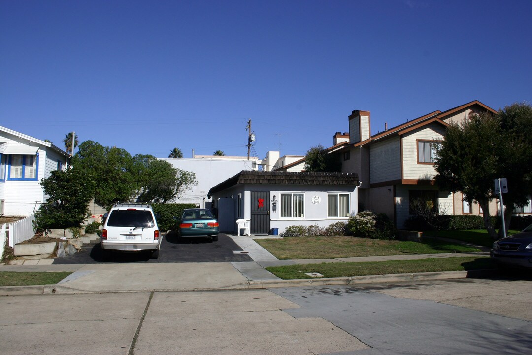 5018 Saratoga Ave in San Diego, CA - Foto de edificio