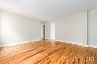 85 Eastern Pkwy, Unit 4D in Brooklyn, NY - Building Photo - Building Photo