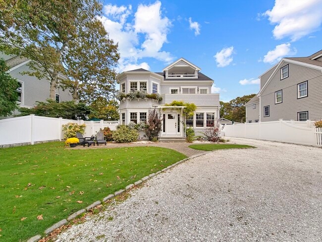 111 Shore Dr in Mashpee, MA - Building Photo - Building Photo