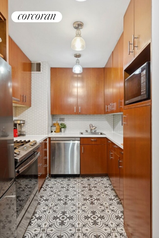 305 E 40th St in New York, NY - Building Photo - Building Photo