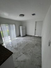 2040 NW 185th Ter in Miami Gardens, FL - Foto de edificio - Building Photo