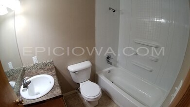 2911 Westwood Dr NW in Cedar Rapids, IA - Building Photo - Building Photo