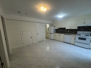 4442 Cambridge St in Burnaby, BC - Building Photo - Building Photo