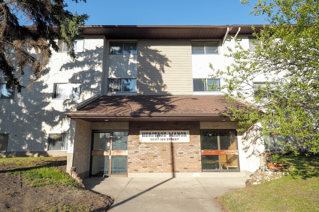 Heritage Manor in Edmonton, AB - Building Photo