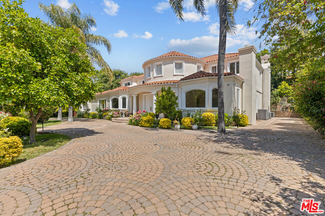 5004 Vanalden Ave in Los Angeles, CA - Building Photo - Building Photo
