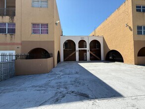 1300 W 53rd St in Hialeah, FL - Foto de edificio - Building Photo