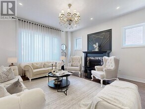 299 Mickleburgh Dr in Newmarket, ON - Building Photo - Building Photo